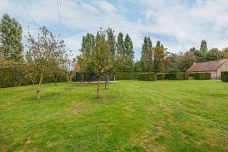 Droomt u van een eigen woning op een locatie waar ruimte en rust centraal staan? Deze bouwgrond van 1.021m² biedt mooie mogelijkheden voor het realiseren van een open bebouwing, volledig volgens de geldende verkavelingsvoorschriften.<br /><br />Het perceel maakt deel uit van een goedgekeurde verkaveling gelegen in woongebied met landelijk karakter. De bijhorende voorschriften zijn beschikbaar en geven een duidelijk beeld van de mogelijkheden voor uw toekomstige woning.<br /><br />Bouwvoorschriften:<br /><br />De voorgevelbouwlijn ligt op 12 meter uit de wegas en de maximale bouwdiepte bedraagt 15 meter. De afstand tot de linker zijgrens van het perceel moet minimum 3 meter bedragen, net als de afstand tot de rechter zijgrens van het perceel. <br /><br />De maximale toegestane bebouwde oppervlakte bedraagt 250m². Uitbouwen zijn enkel toegelaten binnen de strook voor hoofdgebouwen zoals aangeduid op het verkavelingsplan. Het vergunde bijgebouw mag behouden blijven, mits in de voorschriften wordt opgenomen dat het ontwerp van de nieuwe woning zal worden afgestemd op dit aanwezige volume. De bestaande consturctie zal worden bestemd als bijgebouw van de nog op te trekken woning. <br /><br />De rustige ligging vormt een mooie troef voor wie op zoek is naar een plek om thuis te komen, met ruimte om te genieten en een vlotte bereikbaarheid.<br /><br /><span>Er is geen bouwverplichting verbonden aan dit perceel. Dit betekent dat u volledig vrij bent om te kiezen met welke bouwpartners u samenwerkt en wanneer u start met bouwen.</span><br /><br />Voor meer informatie of een bezoek ter plaatse kan u vrijblijvend contact opnemen met Kato via kato@reds.be of telefonisch op +32 3 227 58 58.