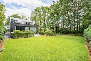 Deze prestigieuze en multifunctionele designvilla combineert vandaag een succesvolle uitbating als luxueuze B&B en restaurant met een uitzonderlijke woon- en investeringsopportuniteit. Dankzij de hoogwaardige constructie, de verfijnde afwerking, het uitstekende energieprestatieniveau (EPC-label A) en de uiterst gunstige ligging biedt dit unieke pand een brede waaier aan residentiële, professionele en commerciële mogelijkheden.<br /><br />Momenteel beschikt het gebouw over vijf stijlvolle en luxueuze suites, waarvan drie met een eigen terras, die garant staan voor een exclusieve verblijfservaring. Daarnaast geniet het pand van een binnenzwembad, ruime leef- en ontvangstruimtes, een eigen woonst en voldoende private parkeergelegenheid.<br /><br />Deze architecturaal hoogstaande villa werd gerealiseerd met bijzondere aandacht voor kwaliteit, comfort, duurzaamheid en energie-efficiëntie. De hoogwaardige materialen, de doordachte technieken en de tijdloze architectuur zorgen voor een uitstraling die zowel residentieel als commercieel perfect tot haar recht komt. Het EPC-label A onderstreept het energiezuinige karakter van het gebouw en vormt een belangrijke troef, zowel op vlak van wooncomfort als exploitatiekosten.<br /><br />De multifunctionele indeling maakt dit pand bijzonder uniek. Naast de huidige exploitatie als B&B met restaurantfunctie, leent deze eigendom zich uitstekend voor diverse andere invullingen. Zo kan het zonder ingrijpende aanpassingen worden omgevormd tot een ruime en comfortabele gezinswoning van maar liefst 461 m² bewoonbare oppervlakte (bron EPC). Bovendien biedt de indeling de mogelijkheid om twee of meerdere praktijk- of kantoorruimtes te integreren, waardoor wonen en werken perfect gecombineerd kunnen worden.<br /><br />Troeven op een rij:<br />Exclusieve en kwalitatief hoogwaardig afgewerkte multifunctionele designvilla<br />Energiezuinig met EPC-label A<br />Momenteel ingericht als luxueuze B&B met restaurant<br />Vijf ruime suites, waarvan drie met privéterras<br />Binnenzwembad en royale leefruimtes<br />Eigen woonst aanwezig<br />Ruime parkeermogelijkheden<br />Uitzonderlijke en strategische ligging<br />Veelzijdig inzetbaar: horeca, praktijk, kantoor of privéwoning<br />Mogelijkheid tot integratie van twee of meerdere praktijkruimtes<br />Eenvoudig omvormbaar tot een ruime gezinswoning van 461 m² bewoonbare oppervlakte (bron EPC)<br /><br />Het beschikbare indelingsplan op onze website illustreert perfect de doordachte indeling en toont het uitzonderlijke multifunctionele potentieel van deze eigendom, zowel voor residentiële als professionele doeleinden.<br /><br />Een zeldzame opportuniteit voor wie op zoek is naar een exclusief en multifunctioneel vastgoedobject dat luxe, wooncomfort, energiezuinigheid en commerciële mogelijkheden op unieke wijze combineert. Dit uitzonderlijke pand biedt zowel de ondernemer als de particuliere koper een toekomstgerichte investering met ongeziene mogelijkheden.