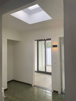 <p><strong>Appartement van ca. 70 m² op de tweede verdieping, gelegen aan de Wouwendonkstraat 90 te 2570 Duffel.</strong></p><p>Het appartement beschikt over een aangename leefruimte, een vernieuwde keuken en een open terras. Daarnaast zijn er op het gelijkvloers nog verschillende privatieve en gemeenschappelijke voorzieningen.</p><p><strong>Indeling</strong></p><ul><li>Gemeenschappelijke inkom</li><li>Fietsenstalling van ca. 5,62 m²</li><li>Terras van ca. 11,5 m²</li><li>Berging van ca. 8,91 m²</li><li>Tuin toebedeeld aan eerste verdieping</li></ul><p><strong>Tweede verdieping</strong></p><ul><li>Inkomhal van ca. 6 m²</li><li>Living van ca. 25 m²</li><li>Vernieuwde keuken van ca. 6,4 m², uitgerust met inox spoelbak, vitrokeramische kookplaat, dampkap, oven en koelkast</li><li>Afzonderlijk toilet</li><li>CV-ruimte</li><li>Badkamer van ca. 2,76 m² met inloopstortbad en lavabomeubel met spiegel</li><li>Ruime slaapkamer van ca. 11,2 m²</li><li>Bureelruimte van ca. 4,10 m² met schuifraam naar een open terras van ca. 5,9 m²</li></ul><p><strong>Huurtoestand:</strong> onmiddellijk beschikbaar.</p><p>Er bestaat bovendien de mogelijkheid om dit appartement te combineren met het appartement op de eerste verdieping en zo een duplex te vormen.</p><p>Basisakte indien aparte verkoop in opmaak.<br /><br /> </p>