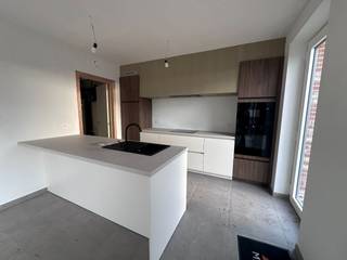 In één van de nieuwbouwwijken, nabij centrum Evergem en tal van faciliteiten, scholen, winkels en openbaar vervoer, bieden wij u deze pas...