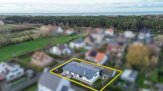 Kijkdag zaterdag 21/2 tussen 14-16u, op afspraak!Deze stijlvol gerenoveerde bungalowwoning is uitzonderlijk gelegen in De Haan, op wandelafstand van...