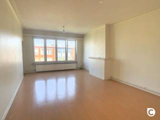 <p><span>Welkom in dit gezellige appartement gelegen in Wilrijk. Dit ruime tweekamerappartement biedt ideale mogelijkheden voor starters, koppels of kleine gezinnen die een praktische en comfortabele woning zoeken.</span></p><p><span>Gelegen vlakbij het centrum bevindt dit appartement zich toch in een rustige wijk, maar met een goede bereikbaarheid van voorzieningen, winkels en openbaar vervoer rondom.</span></p><p><span> </span></p><p><span>De woonkamer is erg lichtrijk en kent een mooie grootte; perfect voor een grote eettafel en een comfortabel salon. </span></p><p><span> </span></p><p><span>Aangrenzend vinden we de keuken. De vele kasten, aangevuld met een keramisch vuur, vaatwasser en gootsteen zorgen voor een praktisch geheel.</span></p><p><span> </span></p><p><span>Het appartement beschikt over twee volwaardige slaapkamers. Dankzij de grote ramen is ook hier een zeer aangename lichtinval.</span></p><p><span> </span></p><p><span>De badkamer werd netjes ingericht met een wastafel en moderne douchecabine.</span></p><p><span> </span></p><p><span>In de inkomhal is een apart toilet terug te vinden.</span></p><p><span> </span></p><p><span>Kosten en beschikbaarheid</span></p><p><span>€ 875 / maand</span></p><p><span>€ 75 / maand (incl provisie water)</span></p><p><span>Onmiddellijk beschikbaar</span></p><p><span> </span></p><p><span>Troeven</span></p><ul><li><span>Lichtrijk appartement</span></li><li><span>Ruime woonkamer</span></li><li><span>2 Volwaardige slaapkamers</span></li><li><span>Centrale maar toch rustige ligging</span></li></ul>