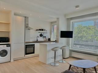 <p>Dit trendy gemeubeld studio-appartement van ca 55 m² is centraal gelegen aan de Britselei. Op de rand van het Zuid en de al even hippe ‘theaterbuurt’, is dit een werkelijke toplocatie in Antwerpen. Dankzij de ligging op de Leien en de aanwezigheid van de tramlijnen geniet dit appartement bovendien van een ideale bereikbaarheid.</p>
<p>De leefruimte met open keuken heeft zicht op de leien en heeft een mooie lichtinval dankzij de grote raampartijen.<br />De volledig geïnstalleerde keuken met eiland is, voorzien van koelkast met vriesvak, vaatwasser, inductievuur, oven, microgolfoven.<br /><br />De slaaphoek geeft voldoende privacy en is voorzien van dressingkast.<br />De badkamer is ruim met lavabomeubel, regendouche en een apart toilet.</p>
<p>Gemeenschappelijke lasten: 100 Euro per maand.<br />Provisie op verbruik van verwarming en water: 120 Euro per maand.<br />Elektriciteit is privé op te nemen door de huurder.</p>
<p>Beschikbaar vanaf 1 juli 2026.</p>