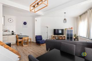 <p><span>In de aangename wijk Borgt in Grimbergen bevindt zich deze instapklare 2-gevelwoning met een bewoonbare oppervlakte van 138 m². De woning combineert een praktische indeling met een uitstekende ligging nabij winkels, scholen, openbaar vervoer en belangrijke verbindingswegen richting Grimbergen, Vilvoorde en Brussel. De woning beschikt over een conforme elektrische installatie en een goed EPC-attest, waardoor u hier zonder grote zorgen uw nieuwe thuis kunt maken en de inrichting volledig naar eigen smaak kunt personaliseren. Via de inkomhal komen we in de lichtrijke en gezellige woonkamer, die naadloos aansluit op de open keuken en zo een aangename leefruimte vormt. Op de eerste verdieping bevinden zich twee slaapkamers, een badkamer met dubbele wastafel, douche en toilet en een praktische wasplaats. De vaste trap leidt verder naar de ingerichte zolderverdieping, die momenteel dienst doet als volwaardige derde slaapkamer met dressing en bureau hoek. Als extra troef beschikt deze ruimte over een eigen terras. Een kelder zorgt bovendien voor de nodige bijkomende bergruimte. Dankzij de combinatie van ruimte, licht, comfort, een goede energieprestatie en een uitstekende ligging is deze woning ideaal voor starters, gezinnen of wie op zoek is naar een instapklare woning in Grimbergen. </span><span> </span></p>