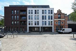 Op een toplocatie in Antwerpen stellen wij u dit luxueus, prachtig afgewerkt 2 slaapkamer appartement van ca. 95m2 voor. Gelegen in residentie CADIXDOK, op het bruisende Eilandje. Volledig ingericht met zeer kwalitatieve materialen en voorzien van maatwerk ingemaakte kasten biedt het appartement een strak, modern design met warme accenten en optimaal wooncomfort.Indeling: Moderne inkomhal met vestiaire. Lichte leefruimte (ca. 35m2) met grote raampartijen en kersenhouten wandkast dewelke aansluit op een ruim, zonnig terras van ca. 16m2 met zicht op de binnentuin en een rustgevende waterpartij. Het terras is voorzien van berging, verlichting, stopcontacten, wateraansluiting en terrasverwarmer. Open keuken met hoogwaardige afwerking Aansluitend is er een praktische berging met aansluitingen voor wasmachine en droogkast. Via de nachthal bereikt u de twee slaapkamers (ca. 14m2 en 13m2), beide voorzien van ingemaakte kasten. De master beschikt over een en-suite badkamer met inloopdouche, dubbele lavabo, handdoekdroger en toilet. De tweede badkamer is eveneens voorzien van een inloopdouche, lavabo en toilet. Beide badkamers zijn afgewerkt met marmeren bladen.Extra's: grote raampartijen met zonwering/lamellen. Parketvloeren in de leefruimte en slaapkamers voor een warme uitstraling. Beschikbaar vanaf 1/10/2026Parking verplicht mee af te nemen: 100 €/maand - Gemeenschappelijke lasten: 135 €/maandTelefonisch worden er geen afspraken ingepland. Gelieve te reageren via het contactformulier.