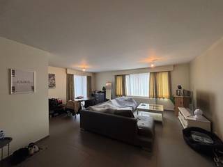 Op zoek naar een instapklaar appartement met alle comfort? Dan is dit recente gelijkvloers appartement in Sijsele beslist iets voor...