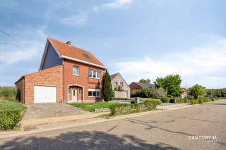 <p><span>Op een uitstekende en vlot bereikbare locatie in de Groenstraat te Nieuwrode bevindt zich deze ruime open bebouwing op een perceel van </span><strong><span>7a 50ca</span></strong><span>. De woning geniet van een gunstige ligging nabij tal van voorzieningen, met een goede verbinding naar onder meer de </span><strong><span>E314, het Gouden Kruispunt en Aarschot</span></strong><span>.</span></p>
<p><span>De woning werd oorspronkelijk gebouwd in </span><strong><span>1961</span></strong><span> en werd doorheen de jaren reeds op verschillende vlakken gerenoveerd. Met een bewoonbare oppervlakte van maar liefst </span><strong><span>206 m²</span></strong><span> biedt deze woning heel wat ruimte en mogelijkheden voor een gezin.</span></p>
<p><span>Op de eerste verdieping bevinden zich </span><strong><span>drie volwaardige slaapkamers</span></strong><span> en een </span><strong><span>badkamer</span></strong><span>. De zolderverdieping werd reeds afgewerkt en is bereikbaar via een </span><strong><span>vaste trap</span></strong><span>. Hier werd een ruime </span><strong><span>vierde slaapkamer</span></strong><span> ingericht.</span></p>
<p><span>Dankzij het ruime perceel, de open bebouwing en de royale woonoppervlakte beschikt deze woning over heel wat potentieel. Het huidige </span><strong><span>EPC-label E</span></strong><span> biedt bovendien een mooie opportuniteit om de woning verder energetisch te renoveren en volledig naar eigen smaak en hedendaagse normen af te werken.</span></p>
<p><span>Een interessante woning voor wie op zoek is naar </span><strong><span>ruimte, een centrale ligging en renovatiemogelijkheden</span></strong><span> in het landelijke Nieuwrode.</span></p>