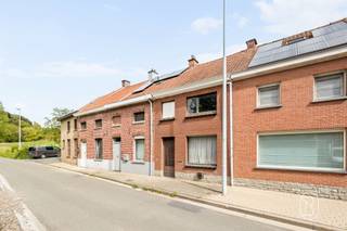 Mooi gelegen woning met tuin, veel potentieel. Op zoek naar een woning waar je je creativiteit kwijt kan? Dan is deze woning met potentieel ideaal! Mooi gelegen, tuin met prachtig zicht, en veel mogelijkheden. Indeling: leefruimte, keuken, bijgebouw, 2 slaapkamers en bergingen. Bezoek na afspraak met Immo Beguin: emmy@immobeguin.be