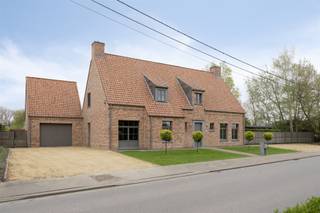 Welkom in deze prachtige woning in Puurs, een oase van rust en stijl. Deze charmante woning biedt een royale leefruimte van 250m² met...