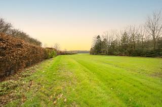 <p>Op een strategische locatie in Brasschaat bevindt zich dit prachtig perceel bouwgrond met uitgestrekte weilanden, omgeven door aanpalende bossen. <span>Met een bouwgrond van een kleine 18 are en meer dan 38 are weiland is dit een zeer </span><span>zeldzame combinatie in Brasschaat waar u geniet van ruimte, privacy en natuurlijke schoonheid. Ideaal voor wie landelijk wil wonen zonder in te boeten aan bereikbaarheid.</span></p>
<p>Het perceel ademt rust en exclusiviteit: weidse vergezichten, groen zover het oog reikt en een directe aansluiting op bosgebied zorgen voor een unieke woonbeleving. Hier geniet u elke dag van de natuur, met ruimte voor paardenliefhebbers, hobbylandbouw of simpelweg een royaal groen domein rond uw woning.</p>
<p>Daarnaast is de ligging bijzonder strategisch. Brasschaat vormt een perfecte schakel tussen Antwerpen en Nederland, met een vlotte verbinding naar Roosendaal en Breda. Dankzij de nabijheid van belangrijke invalswegen combineert dit perceel moeiteloos rust en bereikbaarheid, zowel voor woon- als werkverkeer.</p>
<p>Een uitzonderlijk aanbod voor wie op zoek is naar ruimte, natuur en een toekomstgerichte ligging op een van de mooiste locaties in de regio.<br /><br />Voor vrijblijvende info en/of vragen, contacteer Nessim op 03/653.11.96 of via nessim@homixx.be</p>