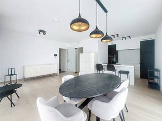 Ontdek dit prachtige nieuwbouwappartement in een rustige en gegeerde wijk in Merelbeke. Hier geniet u van hedendaags comfort, een doordachte indeling en een overvloed aan natuurlijk licht.De moderne afwerking en kwaliteitsvolle materialen zorgen voor een stijlvolle en tijdloze uitstraling. De open keuken is volledig uitgerust en vormt het hart van de woning, terwijl de praktische indeling bijdraagt aan een aangenaam wooncomfort.Gelegen in een groene en rustige omgeving, met een vlotte verbinding naar Gent en alle nodige voorzieningen in de buurt, combineert dit appartement het beste van twee werelden: rust en bereikbaarheid.indeling van het appartement:inkomhal met apart toilet - berging (met aansluiting voor wasmachine en droogkast) - ruime en lichtrijke leefruimte - aangenaam terras - geïnstalleerde, open keuken - slaapkamer 1 (doet dienst als dressing) - ruime, tweede slaapkamer - badkamer met dubbel lavabomeubel en toilet - gemeenschappelijke fietsenstalling.Een autostaanplaats dient men verplicht bij te huren aan 75,00 EUR/maand.De gemeenschappelijke kosten bedragen 150,00 EUR/maand en dienen voor het onderhoud van de gemene delen alsook een voorschot op het privatief verbruik van verwarming.Het appartement is beschikbaar vanaf 01/06/2026!