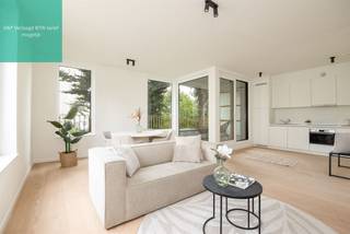 <p><span> </span></p><p><span>Terrazzotegels, een houten parketvloer, keukentoestellen van Whirlpool, zonnepanelen op het dak: dit stijlvolle nieuwbouwappartement springt eruit door de hoogwaardige afwerking en de energiezuinige technieken. Je woont hier bovendien heel rustig, met het Rivierenhof om je hoek. Nóg troeven? Je betaalt mits voldaan aan de voorwaarden maar 6% btw; </span></p><p><span> </span></p><p><span>De piekfijne, kwalitatieve afwerking van dit splinternieuwe appartement valt onmiddellijk op. Het appartement is reeds volledig afgewerkt waardoor het onmiddellijk beschikbaar is. </span></p><p><span>De open keuken is uitgerust met toestellen van Whirlpool (opnieuw een garantie op topkwaliteit), een inductieplaat en een mooi werkblad. De keuken vormt één geheel met de indrukwekkend lichtrijke leefruimte. Door de grote ramen valt er de hele dag door veel licht binnen. Deze ruimte is het kloppend hart van het appartement: ideaal om tot rust te komen of gasten te ontvangen.</span></p><p><span>Het grote schuifraam in de open leefruimte geeft uit op het oost-gerichte terras. Hier is plaats voor een tafeltje met stoelen en een loungezetel. Aan de balustrade kan je zelfs een zitbank installeren.</span></p><p><span>De ruime slaapkamer heeft dezelfde parketvloer als de leefruimte, Alu-ramen en ingebouwde verluchting. De ensuite badkamer is luxueus afgewerkt met een inloopdouche met regenkraan en keramische tegels, dubbele lavabo, een ronde spiegel en terrazzotegels in steenlook. </span></p><p><span> </span></p><p><span>Modern en energiezuinig</span></p><p><span>Dit nieuwbouwappartement voldoet aan alle hedendaagse normen. Je stroom wordt opgewekt door 5 zonnepanelen, dat voel je aan je energiefactuur. De omvormer hangt trouwens, samen met onder andere de aansluiting voor de wasmachine, netjes afgescheiden in de berging.</span></p><p><span> </span></p><p><span>Rivierenhof om de hoek</span></p><p><span>Je woont hier ideaal, overal dichtbij en toch heerlijk rustig en groen. Het prachtige Rivierenhof, het grootste park van de stad, ligt op amper een paar minuten wandelen. Binnen een straal van nog geen 500 meter zijn liefst vier supermarkten. Ook heel wat buurtwinkels zijn vlakbij. Met de fiets, de bus of de tram sta je snel in de stad, met de auto sta je zo op de autostrade. </span></p><p><span>De herontwikkeling van de Wouter Haecklaan heeft een positieve invloed in de verdere ontwikkeling van de buurt. </span></p><p><span> </span></p><p><span>Ondergrondse autostaanplaats optioneel aan te kopen voor €28.200. </span></p><p><span> </span></p>