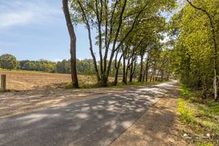 <p><span>Bent u op zoek naar een eigendom met ruimte, rust, privacy en uitzonderlijk veel mogelijkheden? Dan is deze karaktervolle woning op een riant perceel van maar liefst 4.830 m² in Hechtel absoluut het ontdekken waard.</span></p><p><span>De eigendom is gelegen in waardevol agrarisch gebied en omvat een bestaande woning met aansluitend weiland. De combinatie van de landelijke ligging, de ruime grond en de bestaande bebouwing maakt dit een bijzonder interessante eigendom voor wie droomt van een leven in het groen, met ruimte voor paarden, dieren of een agrarische invulling, steeds met respect voor de geldende stedenbouwkundige voorschriften.</span></p><p><span>De bestaande woning dateert uit circa 1950 en beschikt volgens het EPC over een bruikbare vloeroppervlakte van 120 m².</span></p><p><span>De woning vormt vandaag een bestaande woongelegenheid met een functionele basis, maar dient energetisch verder aangepakt te worden. Voor de koper biedt dit de mogelijkheid om de woning volledig naar eigen wensen en behoeften te renoveren en te moderniseren.</span></p><p><span>Een bijkomende troef is het bijzonder ruime perceel van 4.830 m², met aansluitend weiland. Hierdoor beschikt de eigendom over een uitzonderlijk landelijk karakter en biedt ze volop ruimte voor liefhebbers van het buitenleven.</span></p><p><span>De woning beschikt over een EPC-label F met een berekende energiescore van 1.224 kWh/m² jaar.</span></p><p><span>EPC-identificatiecode: 20220915-0002675351-RES-1<br />Bruikbare vloeroppervlakte volgens EPC: 120 m²</span></p><p><span>Bij de aankoop van een residentiële woning met EPC-label E of F geldt in Vlaanderen een renovatieverplichting. De nieuwe eigenaar moet de woning binnen 6 jaar na het verlijden van de authentieke akte energetisch renoveren tot minstens EPC-label D. De renovatie moet nadien worden aangetoond met een nieuw EPC. (<span>Vlaanderen.be</span></span><span>)</span></p><p><span>Belangrijk: wanneer de woning binnen deze termijn wordt gesloopt, hoeft de renovatieverplichting niet meer te worden uitgevoerd. (<span>Vlaanderen.be</span></span><span>)</span></p><p><span>Een van de interessante aspecten van deze eigendom is dat een kandidaat-koper niet alleen de renovatiemogelijkheden kan onderzoeken, maar ook de haalbaarheid van een sloop- en heropbouwscenario kan laten bekijken.</span></p><p><span>De ligging in agrarisch gebied betekent evenwel dat de mogelijkheden voor nieuwbouw, herbouw, uitbreidingen, bijgebouwen, paardenvoorzieningen en functiewijzigingen onderworpen zijn aan specifieke stedenbouwkundige regels.</span></p><p><span>Voor bestaande woningen waarop de regelgeving inzake zonevreemde woningen van toepassing is, bestaan er onder bepaalde voorwaarden mogelijkheden voor renovatie, herbouw op dezelfde plaats of herbouw op een gewijzigde plaats. Zo kunnen bij herbouw onder voorwaarden onder meer het behoud van het aantal woongelegenheden en een maximale herbouwde volumegrens van 1.000 m³ een rol spelen. Een herbouw op dezelfde plaats vereist onder meer dat minstens drie vierde van de bestaande woonoppervlakte overlapt met de nieuwe woonoppervlakte. Een herbouw op een gewijzigde locatie is aan bijkomende voorwaarden gekoppeld.</span></p><p><span>Dit zijn geen automatische bouwrechten: de concrete mogelijkheden moeten steeds worden beoordeeld op basis van de exacte stedenbouwkundige bestemming, de vergunde en vergund geachte toestand, de toepasselijke voorschriften en de beoordeling door de bevoegde overheid.</span></p><p><span>Voor kandidaat-kopers die een dergelijke piste overwegen, is het dan ook aangewezen om vóór aankoop een stedenbouwkundig vooronderzoek te laten uitvoeren en de mogelijkheden te bespreken met de gemeentelijke dienst Omgeving.</span></p><p><span>Sinds 1 juli 2025 bestaat er een permanente federale regeling waarbij onder bepaalde voorwaarden een btw-tarief van 6% kan worden toegepast op sloop en heropbouw van woningen. De voorwaarden zijn afhankelijk van onder meer het gebruik van de nieuwe woning en de situatie van de bouwheer. Bij eigen bewoning geldt bijvoorbeeld een maximale bewoonbare oppervlakte van 200 m² en moet het om de enige en eigen woning gaan, met domicilie gedurende minstens 5 jaar. Ook voor bepaalde verhuursituaties bestaat een regeling. (<span>Vlaanderen.be</span></span><span>)</span></p><p><span>Belangrijk: het eventuele recht op toepassing van het 6%-btw-tarief staat volledig los van de stedenbouwkundige mogelijkheid om op deze locatie een nieuwe woning te realiseren. De fiscale regeling creëert op zichzelf geen bouwrecht.</span></p><p><span>Het perceel is gelegen in waardevol agrarisch gebied en biedt daardoor een uitgesproken landelijke omgeving.</span></p><p><span>De ruime oppervlakte en het aanwezige weiland maken de eigendom bijzonder aantrekkelijk voor paardenliefhebbers en liefhebbers van het buitenleven. Tegelijk moet rekening worden gehouden met het feit dat agrarische bestemmingen in hoofdzaak gericht zijn op landbouw en dat niet elke vorm van bebouwing, verharding, paardeninfrastructuur of functiewijziging automatisch is toegestaan.</span></p><p><span>Voor concrete plannen is voorafgaand stedenbouwkundig advies daarom sterk aangewezen.</span></p><p><span>Bent u op zoek naar een eigendom met veel grond, rust en een uitzonderlijk landelijk karakter? Of wenst u de mogelijkheden van renovatie tegenover sloop en heropbouw verder te onderzoeken?</span></p><p><span>Neem dan contact op met tel 011 199 991of e-mail <span>lindsey@janssenenjanssen.be</span></span></p><p><span>Alle vermelde ontwikkelings-, renovatie- en herbouwmogelijkheden zijn louter informatief en zijn onder voorbehoud van de geldende stedenbouwkundige voorschriften, de vergunde/vergund geachte toestand en het verkrijgen van de vereiste vergunningen. Aan deze publicatie kunnen geen automatische bouw- of ontwikkelingsrechten worden ontleend.</span></p><p><span> </span></p>