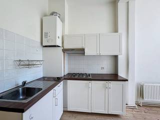 Etterbeek, close to the European Commission: One-bedroom apartment of ±60 m².1st floor, no lift: * Living room ±22 m² * Balcony * Bathroom with...