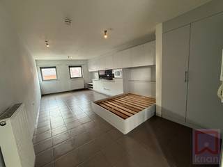 Prachtige studio in het centrum van Geel, ter hoogte van Pas/Stelenseweg. De studio omvat een leefruimte met queensize bed en ingemaakte kasten,...