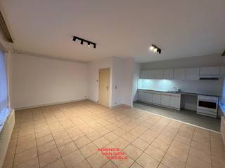 Dit appartement is gelegen tussen het centrum van Oostkamp en de Nieuwenhove wijk. Vlak voor het appartement vinden we een bushalte met...