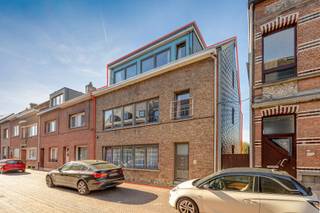 <p>Opbrengsteigendom bestaande uit 3 appartementen en 4 garageboxen, gunstig gelegen in het centrum van Kontich.</p>
<p>Het gebouw is momenteel volledig verhuurd. Er is geen renovatieplicht van toepassing, wat deze eigendom extra interessant maakt.</p>
<p>Recent werden reeds belangrijke werken uitgevoerd, waaronder vernieuwing van het dak, de ramen... Wat bijdraagt aan de duurzaamheid van het gebouw.</p>
<p>Toegang tot de vier garageboxen via de Losweg (achterliggende straat).</p>
<p>Dankzij de zeer goede ligging, in de nabijheid van winkels, openbaar vervoer en invalswegen, geniet deze eigendom van een blijvende verhuurbaarheid.</p>
<p>Interessante investeringsopportuniteit met stabiele huuropbrengsten.</p>
<p>Graag meer info of een bezoek?<br />Contacteer ons via 0492 83 88 19 of jarno@groepvanhaute.be</p>
