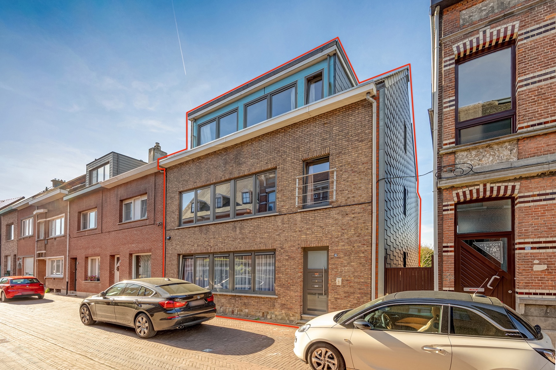 Opbrengsteigendom met 3 appartementen en 4 garages - foto 1