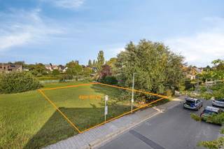 In a quiet and residential area of Denderleeuw, we offer a beautiful building plot for open construction. This plot is located in Hemelrijklaan, a pleasant and easily accessible street, ideal for those who wish to enjoy peaceful and green living while having all amenities within close reach.The surrounding area offers shops, schools, public transport and leisure facilities, making this plot particularly suitable for families looking for a sustainable and comfortable living environment.
The zoning allows for a single-family home, including the possibility of creating a care unit. Secondary uses such as an office, liberal profession, services, retail or craft activities are permitted, provided they remain subordinate to the residential function and do not exceed 100 m² of floor area. Subdivision of the dwelling and non-residential uses are not allowed.
Building regulations:
- Detached construction
- Max. 2 floors + attic/roof level, basement permitted
- Building depth up to 12 m, with a minimum rear garden of 8 m
- Eaves height: min. 3 m – max. 6 m (6.5 m for flat roof)
- Ridge height: max. 11.5 m
- Roof design freely selectable with a pitch between 0° and 45°; other roof forms possible if integrated into the streetscape
- Distance to building line according to subdivision plan; minimum 4 m side setback
- New building materials required
- Ground elevation changes permitted only at the building and access areas
For more information: Michael@immoaccenta.be