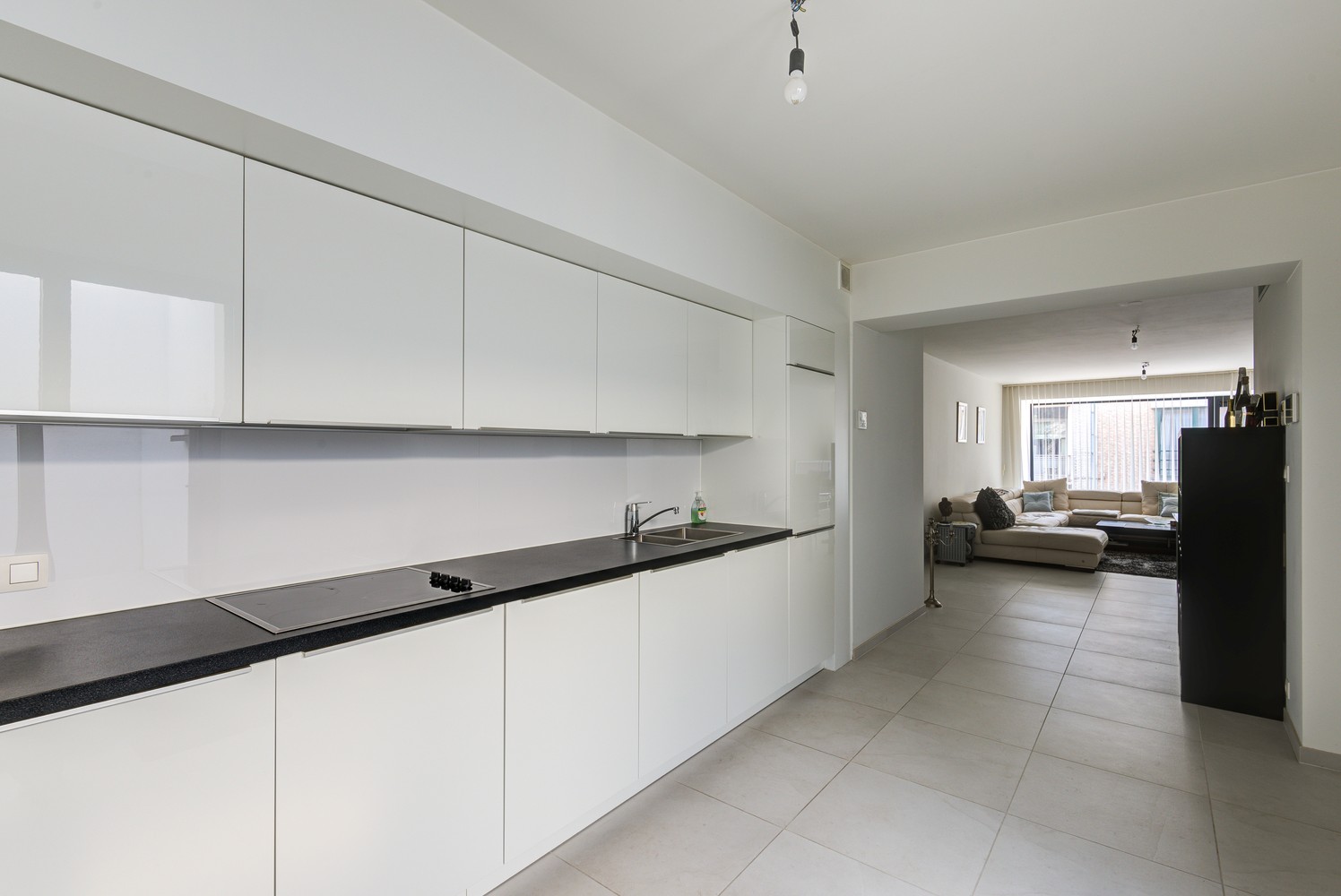 MODERNE WONING MET 2 SLAAPKAMERS, 2 TERRASSEN EN GARAGE IN HET CENTRUM VAN HOESELT - foto 3