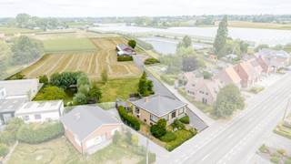 Op een goed bereikbare en landelijk gelegen locatie bevindt zich deze veelzijdige eigendom met tal van mogelijkheden. Het geheel omvat een te renoveren woning die bovendien volledig onderkelderd is, een eigen waterpartij (gelegen in industriegebied), landbouwgronden en een ruime loods van 475m².<br /><br />De woning biedt een uitstekende basis voor wie op zoek is naar een renovatieproject en de bestaande woonst volledig naar eigen smaak en behoeften wil moderniseren. Dankzij de combinatie van de verschillende gebouwen en gronden biedt deze eigendom bovendien mogelijkheden voor wie wonen, werken en ruimte graag wil combineren.<br /><br />De ruime loods biedt dan weer heel wat praktische mogelijkheden voor opslag, stalling, hobby's, materiaal of andere activiteiten, afhankelijk van de geldende voorschriften en bestemmingsmogelijkheden.<br />De ligging is vlot bereikbaar, terwijl u tegelijk geniet van de rust en openheid van het omliggende landschap.<br /><br />Deels gelegen in industriegebied wat mogelijkheden biedt voor het bijbouwen van een werkplaats, af te stemmen met de gemeente.<br />Totale oppervlakte: 13.656m²<br /><br />Richtprijs: €695.000<br /><br />Nieuwsgierig wat deze eigendom in petto heeft voor jou? Geef ons een seintje voor een bezoek!