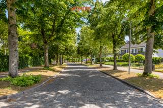 In de prestigieuze Koning Leopold III-laan, één van de meest gegeerde straten van Heverlee, presenteren wij u deze statige villa. Perfect onderhouden en ideaal gelegen, op een boogscheut van Heverleebos, het Arenbergkasteel en IMEC, en op wandelafstand van de markt van Heverlee en H. Hart Instituut en campus UCLL. Bovendien geniet u hier van een vlotte verbinding met alle belangrijke invalswegen. Bij het binnenkomen ervaart u meteen de grandeur van deze woning. De statige inkomhal leidt naar de lichtrijke woonkamer met eetplaats, waar u geniet van een mooi zicht op de goed onderhouden, zuidwestgerichte tuin. De afgesloten keuken is voorzien van een gezellige ontbijthoek. Verder beschikt het gelijkvloers over een lees-, tv-kamer of bureel, een gastentoilet, een zonneterras en een ruime, aparte garagebox met plaats voor twee wagens achter elkaar. Op de eerste verdieping vindt u vier ruime slaapkamers en een kleinere, een badkamer en een apart toilet. De zolder en de volledige onderkeldering bieden daarnaast heel wat extra stockagemogelijkheden. Deze villa werd gebouwd met hoogwaardige en duurzame materialen, maar dient opnieuw geactualiseerd te worden naar de hedendaagse standaarden. Naast de woning is er bovendien voldoende parkeergelegenheid. Topligging, tijdloze klasse en zonovergoten terrassen maken deze villa uniek. Mits de nodige actualisaties wordt dit uw future-proof droomwoning. Renovatieplicht van toepassing.<br />