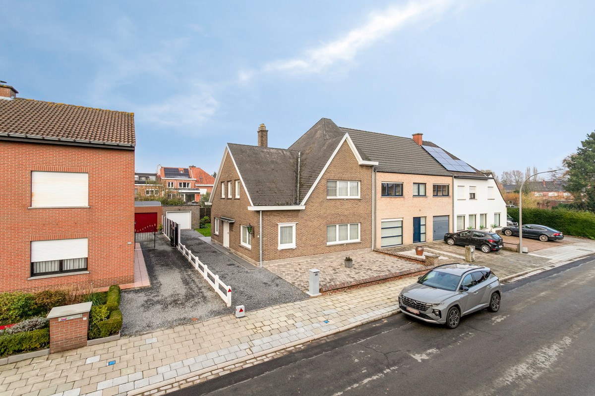 Zeer goed onderhouden halfopen bebouwing met 3 slaapkamers en garage! - foto 1