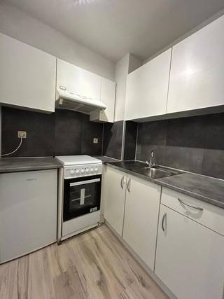 <p>Op een uitstekende locatie ter hoogte van de <strong>Willekensmolenstraat nummer 20 te Hasselt</strong>, vlak bij het stadscentrum, bevindt zich dit verzorgd appartement op de tweede verdieping met een bewoonbare oppervlakte van circa <strong>50 m²</strong> (bron: EPC).</p>
<p>Het appartement beschikt over een lichtrijke leefruimte met <strong>nieuwe vloerbekleding</strong>, een open keuken uitgerust met een nieuw elektrisch kookvuur met oven, dampkap en koelkast, een comfortabele slaapkamer en een badkamer voorzien van een badkamermeubel en een bad. Verwarming op elektrische convectoren.</p>
<p>Dankzij de centrale ligging geniet u van een vlotte bereikbaarheid en bevinden winkels, horecazaken en warenhuizen zich op wandelafstand. Daarnaast ligt de op- en afrit van de snelweg op slechts <strong>2,2 km</strong>, wat zorgt voor een uitstekende verbinding met de omliggende regio.</p>
<p>Kenmerken:</p>
<ul>
<li>Gunstig <strong>EPC-label C </strong></li>
<li>Lift aanwezig in het gebouw</li>
<li>Lage gemeenschappelijke kosten</li>
<li>Verwarming via convectoren</li>
<li>Voldoende parkeergelegenheid in de directe omgeving</li>
<li>Mogelijkheid om over te schakelen op verwarming met warmtepomp</li>
<li>Ideale als investering of voor starters</li>
<li>Momenteel reeds verhuurd</li>
</ul>
<strong>Vraagprijs: € 162.000</strong><br />
<p>Bent u op zoek naar een betaalbare eigendom op een toplocatie in Hasselt of een interessante investering met onmiddellijk rendement? Neem dan gerust contact met ons op voor meer informatie of een bezoek ter plaatse.</p>