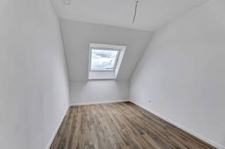 <p>Topo-Immo biedt u deze <strong>nieuwbouw 3-gevel woning</strong> aan, gelegen op <strong>een perceel van 3a68ca.</strong></p><p></p><p>De indeling is als volgt:</p><p>Het gelijkvloers omvat <strong>een inkomhal</strong> voorzien van <strong>vestiaire</strong> en een <strong>dubbele garage.</strong></p><p>Op de eerste verdieping vinden we<strong> de woonkamer met open geïnstalleerde keuken</strong> met <strong>zicht op het terras</strong> en <strong>de zuidgerichte tuin.</strong> Verder vinden we op deze étage nog <strong>een bergruimte en een toilet</strong>. Verdieping 2 omvat <strong>3 slaapkamers</strong>, <strong>een moderne badkamer</strong> en <strong>opnieuw een apart toilet</strong>.</p><p>Bovendien beschikt de woning over <strong>een inrichtbare zolder van 24 m²</strong>.</p><p><strong>Zeer goed en centraal gelegen</strong>: Nabij Ninove, Lennik, Ternat... Winkels, scholen, openbaar vervoer in de onmiddellijke omgeving. <br /><strong>Oprit - Ventilatiesysteem type D - zonnepanelen - vloerverwarming - regenwaterput</strong><br /><strong>EPB A - in opmaak</strong></p><p><strong>Verkoop onder btw-stelsel: 21% btw op de constructie en 12% registratierechten op de grond. Stedenbouwkundige inlichtingen en maatregelenregister in aanvraag. </strong></p>