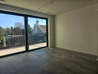 BEZOEK AANVRAGEN ENKEL MOGELIJK VIA VOLGENDE LINK: https://verlinden.mijnhuurprofiel.be/property/6f8bb60f-f615-4870-baa9-a01eef77c9ff<br /><br />Dit nieuwe, energiezuinige dakappartement is gelegen in het centrum van Mol op wandelafstand van winkels, horeca, scholen, openbaar vervoer...<br /><br />Het appartement op de 3de verdieping is bereikbaar via de lift of de gemeenschappelijke trappenhal. Via de inkomhal met gastentoilet kom je terecht in de leefruimte en open keuken. Deze is volledig geïnstalleerd en voorzien van alle comfort; een vaatwasser, koelkast, inductiekookplaat, afzuigkap, combi-oven, spoeltafel en voldoende opbergruimte. Naast de keuken is de berging met aansluiting voor de wasmachine voorzien.<br /><br />Via de nachthal kom je bij de 2 slaapkamers en de badkamer, uitgerust met inloopdouche, handdoekdroger en wastafel met meubel.<br /><br />Aan beide kanten van het appartement is er een terras voorzien zodat je heel de dag kan genieten van de zon.<br /><br />In de kelder is er een kelderberging en autostaanplaats aanwezig.<br /><br />Huurprijs: €950/maand | gemeenschappelijke kosten: €45/maand | beschikbaarheid: onmiddellijk | EPB in opmaak