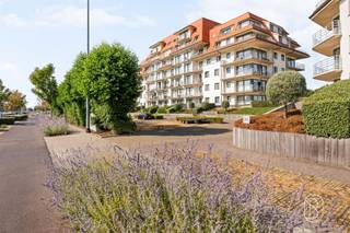 Leuk recent appartement met 2 slaapkamers en leuk terras, met een prachtig zicht groen, en op de havengeul. Topligging aan de havengeul van Nieuwpoort | 2 slaapkamers | terras van ±10 m² | open zicht. Op een absolute toplocatie aan de Albert I-laan, in residentie Zonnehaven II, vind je dit aangename appartement met een heerlijk open zicht over de havengeul.Je komt binnen via de inkomhal met gastentoilet en wandelt meteen door naar de lichtrijke leefruimte met open keuken. Grote troef: vanuit de leefruimte stap je rechtstreeks het ruime terras van ca. 10 m² op. De ideale plek voor je ochtendkoffie, apero of gewoon… genieten van het uitzicht. ☀️Verder zijn er 2 slaapkamers, een badkamer, berging, + een privatieve kelderberging (handig voor fietsen, strandspullen). 🚗 Extra mogelijkheid: garage aan te kopen voor € 68.500.Perfect als vaste woonst, tweede verblijf of slimme investering aan zee.📍 Nieuwpoort – Albert I-laan🌊 Zicht op de havengeul🛏️ 2 slaapkamers☀️ Terras ±10 m²🚗 Garage optioneelTe koop via Immo Beguin – vastgoedexpert sinds 2009.Meer info of een bezoek? loic@immobeguin.be