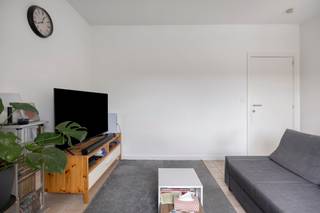 <p>Appartement in het centrum van Mechelen, vlak bij winkels, openbaar vervoer en het station.</p>

<p> </p>

<p>Dit instapklare appartement combineert een centrale ligging met een praktische indeling en aangenaam wooncomfort. Gelegen pal in het centrum van Mechelen geniet u hier van alle faciliteiten op wandelafstand, terwijl ook het station, parken en belangrijke invalswegen vlot bereikbaar zijn. Dankzij het EPC-label C woont u energiezuiniger. Bovendien beschikt het gebouw over een fietsenstalling en een binnenstaanplaats die bij aangekocht kan worden voor €30.000, wat extra praktisch is in het stadscentrum.</p>

<p> </p>

<p>• Woonkamer met aangename leefruimte en veel mogelijkheden<br />• Keuken uitgerust met dubbele spoelbak, vaatwasser, dampkap, oven en elektrische kookplaat<br />• 2 volwaardige slaapkamers<br />• Badkamer met ligbad, enkele wastafel in meubel en aansluiting voor wasmachine<br />• Apart toilet met handenwasser<br />• Inkomhal met praktische circulatie<br />• Kelderberging voor extra opslagruimte<br /><br />• Binnenstaanplaats voor €30.000<br /> </p>

<p>• Pal in het centrum van Mechelen<br />• Instapklaar appartement met EPC-label C</p>

<p> </p>

<p>Neem vandaag nog contact op met je ERA-makelaar voor een bezoek.</p>

<p> </p>

<p>JOUW DROOMAPPARTEMENT. ZO GEVONDEN!</p>