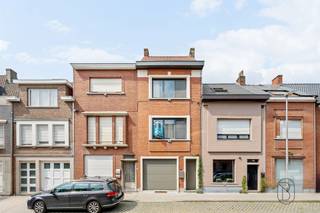 <p>Op zoek naar een instapklare woning met ruimte en comfort? Deze recent gerenoveerde gezinswoning combineert een doordachte indeling met een moderne afwerking.</p><p>Op het gelijkvloers vindt u een ruime inkomhal, een inpandige garage, een praktische wasplaats, een apart gastentoilet en een lichtrijke leefruimte met open keuken die uitkijkt op de gezellige stadstuin.</p><p>De eerste verdieping omvat een ruime masterbedroom en een stijlvolle badkamer met ligbad, inloopdouche en toilet. Op de tweede verdieping bevinden zich nog twee volwaardige slaapkamers.</p><p>Daarnaast beschikt de woning over een ruime droge kelder, een zolder met extra bergruimte en een aangename stadstuin waar u in alle rust kunt genieten.</p><p>Troeven: recent gerenoveerd, 3 ruime slaapkamers, garage, open leefruimte, moderne badkamer, droge kelder, zolder en een charmante stadstuin. Een ideale woning voor wie comfortabel en zorgeloos wil wonen!</p><p>BEZOEKMOMENT zaterdag 22/08</p><p>Meer info of plan je bezoek via denis@immobeguin.be of www.immobeguin.be</p>