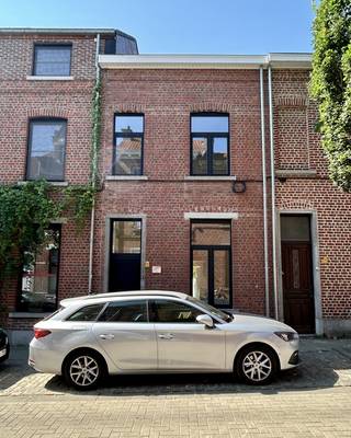 Bent u op zoek naar een instapklare woning op een absolute topligging? Dan is deze volledig gerenoveerde stadswoning precies wat u zoekt. Gelegen in het hart van Leuven geniet u van alle voordelen van het stadsleven: winkels, horeca, scholen, openbaar vervoer en tal van andere voorzieningen bevinden zich op wandelafstand. Toch ligt de woning in een rustige omgeving waar u in alle privacy kunt genieten.<br />Deze stijlvolle woning werd volledig en kwalitatief gerenoveerd en voldoet aan alle hedendaagse comfort- en energienormen. Dankzij het EPC-label A, conforme elektrische installatie, de afwezigheid van asbest en de aanwezigheid van zonnepanelen bent u verzekerd van een energiezuinige en zorgeloze woonst.<br /><br />Op het gelijkvloers vindt u een inkomhal met gastentoilet, een lichtrijke woon- en eetkamer en een prachtige open keuken met kookeiland, ideaal voor gezellige momenten met familie en vrienden. Verder zijn er een praktische wasplaats en een handige berging aanwezig.<br />De eerste verdieping beschikt over een ruime slaapkamer en een luxueus afgewerkte badkamer met ligbad, inloopdouche, dubbele wastafel en een tweede toilet. Op de tweede verdieping bevinden zich nog twee volwaardige slaapkamers. <br />Daarnaast is de woning gedeeltelijk onderkelderd en beschikt ze buiten over een gezellig terras en een sfeervol stadstuintje waar u in alle rust en privacy kunt ontspannen.<br /><br />Kortom, deze smaakvol afgewerkte woning combineert een uitzonderlijke ligging met hedendaags wooncomfort, energiezuinigheid en een hoogwaardige afwerking. Een unieke kans voor wie zonder zorgen wil verhuizen naar een instapklare woning in het centrum van Leuven.