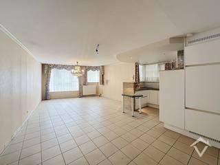 Bent u op zoek naar comfortabel gelijkvloers wonen op een toplocatie? Dan is dit ruime appartement in de Langepijpestraat te Torhout zeker een bezoek waard. Dankzij de centrale ligging bevindt u zich op wandelafstand van winkels, openbaar vervoer en de bruisende markt van Torhout.<br /><br />Via de gemeenschappelijke inkomhal betreedt u het appartement. De lichtrijke leefruimte sluit aan op een halfopen, volledig uitgeruste keuken. Aansluitend bereikt u via de nachthal een apart gastentoilet, een praktische berging met legplanken, een badkamer ingericht met douchecabine en lavabomeubel, en twee volwaardige slaapkamers.<br /><br />Een absolute meerwaarde is de tweede leefruimte met aansluitende bijkeuken. Deze multifunctionele ruimte biedt rechtstreeks toegang tot het zonnige terras, dat op zijn beurt uitkomt op de gemeenschappelijke oprit. Ideaal als extra zithoek, hobbyruimte of bureau.<br /><br />Daarnaast beschikt het appartement over een inpandige garage. Er bestaat bovendien de mogelijkheid om een tweede garage aan te kopen voor € 30.000, gelegen langs de gemeenschappelijke doorrit.<br /><br />Pluspunten van het appartement:<br />✔ Energiezuinig appartement (EPC-label C)<br />✔ Gelijkvloers wonen zonder trappen<br />✔ Twee volwaardige slaapkamers<br />✔ Tweede leefruimte met bijkeuken<br />✔ Zonnig terras met rechtstreekse toegang tot de oprit<br />✔ Inpandige garage inbegrepen<br />✔ Mogelijkheid tot aankoop van een tweede garage<br /><br />Interesse in dit ruime en centraal gelegen appartement? Contacteer ons vandaag nog en plan uw bezoek.