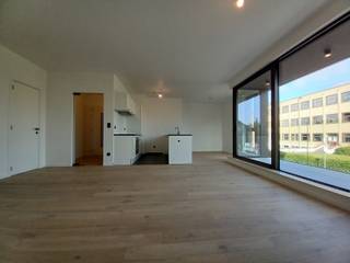 Ruim en lichtrijk 1-slaapkamerappartement met terras, autostaanplaats en berging<br />Op zoek naar een instapklaar appartement op een rustige ligging in Tienen? Dan is dit ruime en lichtrijke appartement zeker een bezoek waard!<br />Het appartement beschikt over een inkomhal, een gezellige leefruimte met veel lichtinval en een volledig uitgeruste open keuken. Aansluitend bevindt zich een aangenaam terras waar je in alle rust kan genieten.<br />Verder is er een ruime slaapkamer, een badkamer met ligbad, douche en dubbel lavabomeubel, een apart toilet en een praktische berging met aansluitingen voor wasmachine en droogkast.<br />Extra troeven zijn de ondergrondse autostaanplaats, een privatieve kelderberging en een gemeenschappelijke fietsenberging.<br />Huurprijs: €850/maand<br />Gemeenschappelijke kosten: €150/maand<br />Interesse? Contacteer ons via claudia@immogve.be of bel 016/56.56.14 voor meer informatie of een bezoek.