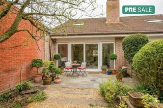 Dit gezellig huis is gelegen nabij het centrum van Izegem met vlakbij scholen, winkels en invalswegen. Het huis is praktisch ingericht en geniet van alle comfort. Daarnaast beschikt de woning over een zonnige tuin. Bovendien is er parkeergelegenheid voorzien voor de deur. Ook als investering is dit interessant!Plan vandaag nog je bezoek en laat je verrassen door de charme.Indeling van het huis:- inkom met apart toilet - lichtrijke leefruimte- open keuken voorzien van alle comfort- slaapkamer - badkamer voorzien van lavabo, toilet en ligbad/douche- ruime en zonnige tuin met aangelegd terrasTroeven van het huis: - instapklaar- parkeermogelijkheid voor de deur- Centrale ligging nabij het centrum, winkels, openbaar vervoer, ....Deze AI-visualisaties zijn bedoeld als inspiratie. Er werd geen rekening gehouden met technische specificaties, stedenbouwkundige voorschriften of de concrete mogelijkheden tot realisatie.Benieuwd? Vraag vandaag nog een bezoek aan!Deze AI-visualisaties zijn bedoeld als inspiratie. Er werd geen rekening gehouden met technische specificaties, stedenbouwkundige voorschriften of de concrete mogelijkheden tot realisatie.De eigendom wordt aangeboden via de Pre-sale formule. Op 29/04/2026 tussen 17:00 en 19:00 kan u de woning op afspraak komen bezichtigen en een bod uitbrengen. De vermelde prijs is een instelprijs. Voor meer info, gelieve contact op te nemen met de dossierverantwoordelijke.Bestuursmaatregelen in het maatregelenregister: in aanvraag