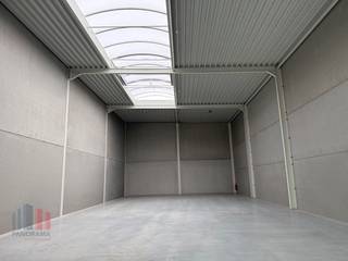 Nieuwbouw KMO-unit met een oppervlakte van 246 m² en 2 privatieve parkeerplaatsen te huur. Uitermate strategisch gelegen op de voormalige site van...