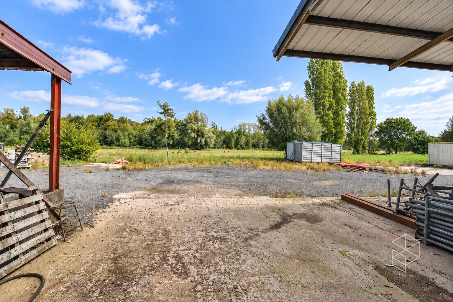 Grote loods met burelen, 3 garages, ruime buitenruimte en woning te koop in Hertsberge - foto 4