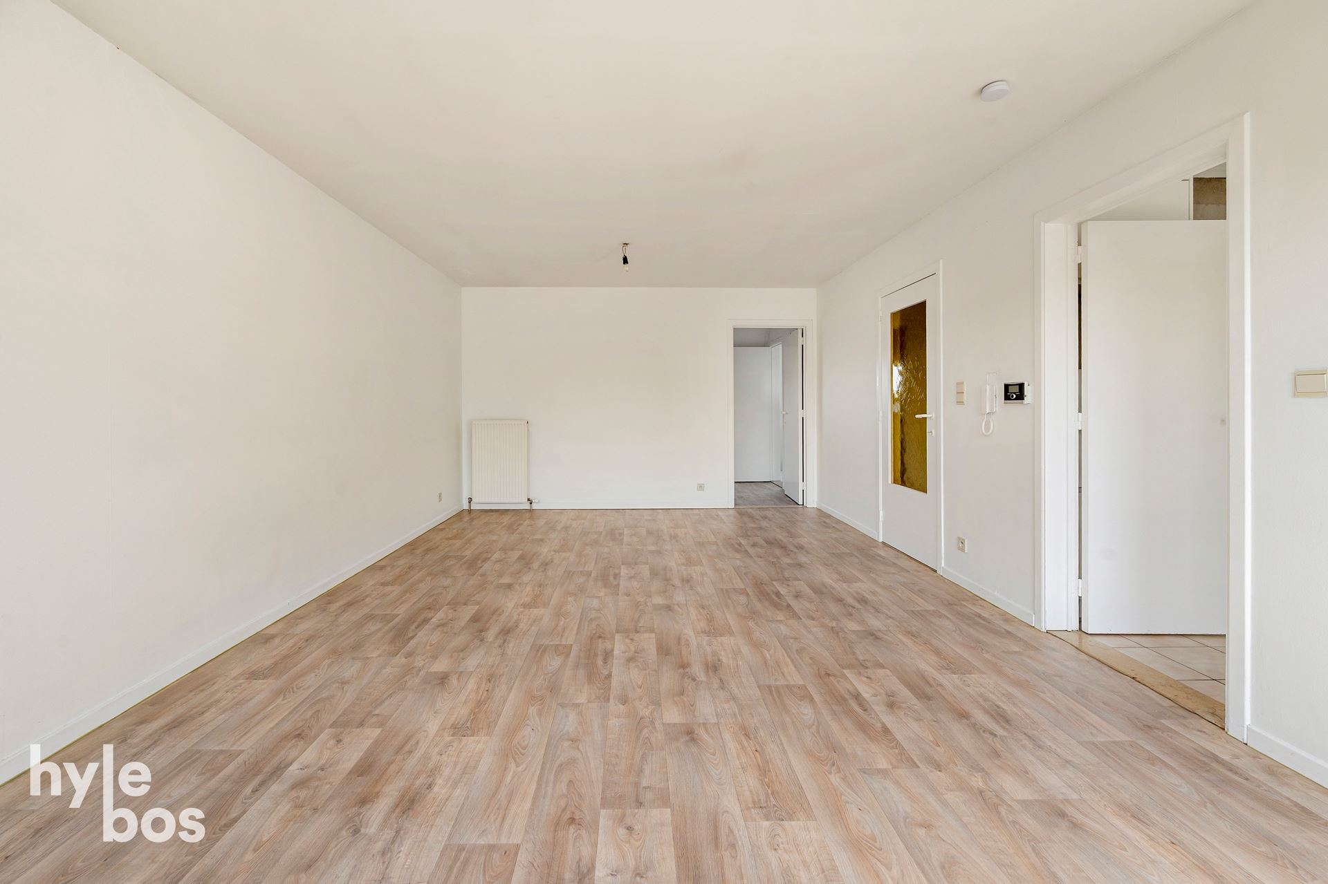 Centrally located move-in ready apartment with garage - photo 4