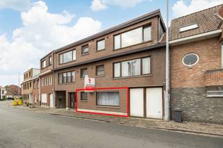 Dit gerenoveerde gelijkvloers appartement met 2 slaapkamers en garage ligt op 100m van de Vrijheid.<br />Indeling:<br /><br />- Nachthal<br />- 2 ruime slaapkamers<br />- Woonkamer met eetkamer ensuite<br />- Open volledig geïnstalleerde keuken<br />- Luxueuze badkamer<br />- Terras<br />- Parkeerplaats en garage achter het gebouw<br /><br />Bijzonderheden:<br />- Parkeerplaats verplicht bij aan te kopen twv 14.000 euro<br />- Elektrische rolluiken<br />- Volledig ingerichte keuken<br />- Vestiairekast inkomhal<br />- Gerenoveerd met degelijke materialen<br /><br />Mis deze kans niet en plan een bezoek in!<br /><br />0486 905 950<br />toon.vermeiren@albert.immo<br />www.albert.immo<br /><br />Bij Albert kom je thuis!