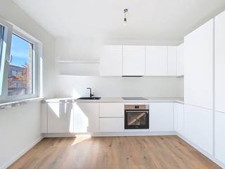 <span>Gerenoveerd appartement in Buizegem-wijk te Edegem in een kleinschalig gebouw. Gelegen in een rustige woonwijk nabij het gekende park 'Romeinse Put', doch nabij openbaar vervoer, winkels en in de onmiddellijke omgeving van belangrijke invalswegen. <br /><strong><br />INDELING</strong><br />We betreden het appartement via de ruime inkomhal met gastentoilet. Vervolgens komen we in de leefruimte, met grote raampartij welke zorgt voor heel wat natuurlijke lichtinval.<br />Vervolgens komen we in de open keuken, welke volledig uitgerust is met een inductievuur, dampkap, ingebouwde oven, ijskast, diepvries en spoelbak.<br /><br />Het appartement omvat 2 slaapkamers (14m² - 10m²) waarvan de kleine toegang geeft tot het oost georiënteerde terras.<br />Er is nog een extra kamer (8m²), welke voor verschillende doeleinden gebruikt kan worden.<br /><br />De nieuwe badkamer, op tegel, omvat een dubbele lavabo + meubel, inloopdouche en spiegelkast.<br /><br /><strong>BIJZONDERHEDEN<br /></strong>Volledig gerenoveerd.<br />Verwarming dmv condensatieketel op gas. <br />Aluminium schrijnwerk met dubbele beglazing.<br />Individuele garagebox, achteraan het gebouw, verplicht aan te kopen tegen €25.000<br />Individuele kelderberging<br /><br />Grondplan en attesten te vinden bij 'downloads'</span>