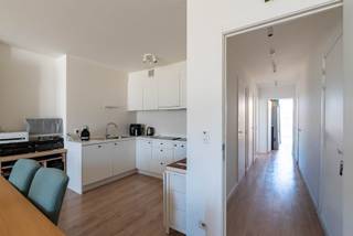 We vinden dit prachtig appartement terug in de nieuwe woonwijk 'Groen Zuid' te Hoboken. Dankzij een diverse mix aan woonvormen is dit een gezellige nieuwe en groene wijk met zeer goede verbindingen naar het winkelcentrum van Hoboken en Antwerpen.<br /><br />Dit appartement is gelegen op de eerste verdieping van een goed onderhouden gebouw. Het appartement heeft de volgende indeling:<br />Een inkomhal, 2 slaapkamers, een badkamer met inloopdouche en dubbele lavabo, een leefruimte met een open kwaliteitskeuken, een berging met aansluiting voor een wasmachine en een gunstig gelegen terras.<br />Verder is er nog een ondergrondse autostaanplaats verplicht bij te huren aan 60 EUR/maand. De maandelijkse lasten (provisie gemene delen) bedragen 75 EUR.<br />Alle meters (gas, elektriciteit en water) zijn individueel.