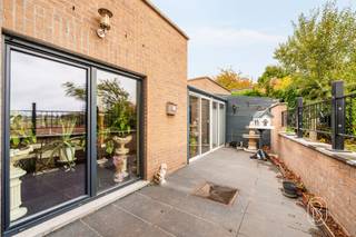 Te koop: ruime woning met bijgebouw in LaplaigneOp een rustige en groene ligging in Laplaigne bevindt zich deze veelzijdige halfopen woning met bijgebouw. Een ideale eigendom voor wie op zoek is naar ruimte, privacy en tal van mogelijkheden!Wat maakt deze woning uniek?Via de inkomhal met apart toilet bereikt u de ingerichte keuken met veranda, die aansluit op de gezellige woon- en eetkamer. Verder beschikt het gelijkvloers over 2 slaapkamers, een badkamer en een afzonderlijke douchekamer, beide met een eigen toilet. Vanuit een van de slaapkamers bereikt u een bijkomende ingerichte ruimte, ideaal als extra slaapkamer, bureau of hobbyruimte. Een absolute troef is de garage met toegang tot een bovenliggende studio- of polyvalente ruimte, momenteel ingedeeld in 2 slaapkamers en een speelkamer. Buiten geniet u van een tuin, een oprit, een carport en garage. Voor wie is dit ideaal?Ideaal voor mensen die op zoek zijn naar een woning met flexibele indelingsmogelijkheden, veel parkeerruimte en een rustige ligging met open uitzicht.Meer info of bezoek via loicvdv@immobeguin.beTe koop via Immo Beguin, jouw vastgoedexpert sinds 2009, met kantoren in Ronse, Waregem, Kortrijk, Deinze, Doornik, Lessines, Moeskroen en Nieuwpoort.