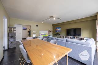 <ul>
<li>Dit <strong>ruim en instapklaar appartement</strong> is gelegen in de Romestraat te Oostende.</li>
<li>Een rustige straat maar op slechts enkele minuten stappen van het commercieel <strong>centrum</strong>, Leopold park, Maria-Hendrikapark, <strong>zeedijk</strong>, casino, ...</li>
<li>Het appartement is gelegen op de <strong>derde verdieping.</strong></li>
<li>De indeling is als volgt: inkom, leefruimte met half open keuken, <strong>drie slaapkamers</strong>, drie bergingen, badkamer, toilet, terras achteraan en kelderberging.</li>
<li>Bijkomend dient een overdekte <strong>autostaanplaats</strong> aangekocht te worden: €20.000,-</li>
<li>Technische kenmerken: <strong>gunstige EPC score</strong> en asbest vrij attest.</li>
<li>De residentie is in een zeer goede staat en beschikt tevens over een gemeenschappelijke <strong>fietsenberging</strong>.</li>
</ul>