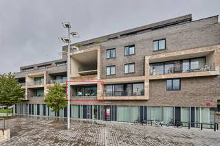 In het hart van Lommel, langs Het Huis van de Stad, op het Hertog Janplein bestaat Residentie 'VEROSA' uit 31 seniorenflats.<br />Dit keurig onderhouden appartement, gelegen op de eerste verdieping, gemakkelijk bereikbaar via de ruime lift, biedt ruim comfort met laagdrempelige raamkozijnen naar het fijn en overdekt terras en uitzicht op het stadsplein. Met een kwaliteitsvolle afwerking waaronder vloerverwarming is het aangenaam vertoeven in deze residentie.<br /><br /><span><u><strong>INDELING</strong></u></span><br />. inkomhal - nachthal - slaapkamer met schuifpaneel - badkamer voorzien van inloopdouche/lavabo/toilet - lichtrijke zit- en eetruimte - goed uitgeruste keuken voorzien van de nodige kastenruimte en inbouwtoestellen (keramische kookplaat/koelkast met vriesvak/combi oven) - berging/wasplaats<br />. fraai buitenterras met zicht op het stadsplein<br /><br />Minimale leeftijd voor bewoning : 60 jaar.<br /><br />Dit appartement is ook ideaal geschikt als opbrengsteigendom.<br /><br /><strong>Interesse? Aarzel niet om een bezoekmoment aan te vragen (tel. 0496/166 339). Wij helpen u graag verder.</strong>