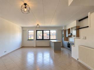 <p><span>Appartement met 2 slaapkamers, ruim terras en garage in Brecht</span></p><p><span>Bent u op zoek naar een aangenaam appartement met een praktische indeling en een ruime buitenruimte? Dit appartement in Brecht beschikt over 2 slaapkamers, een ruim terras en een garage.</span></p><p><span>De woning biedt een comfortabele leefruimte en is geschikt als starterswoning, gezinswoning of interessante investering.</span></p><p><span>Troeven:<br />2 slaapkamers<br />Ruim terras<br />Garage<br />Praktische indeling<br />Gelegen in Brecht</span></p><p><span>Interesse? Via onze website kunt u eenvoudig zelf een bezoekmoment inplannen.</span></p><p><span>Opmerking bij de foto's:<br />De huidige bewoners zijn nog volop aan het verhuizen. Om de ruimtes toch zo aantrekkelijk mogelijk te presenteren, werden de foto's met behulp van AI bewerkt en werden persoonlijke spullen en verhuisdozen digitaal verwijderd. De foto's geven een indicatie van de ruimtes en de mogelijkheden van de woning.</span></p>