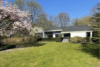 <p><span>Op een uitstekende locatie vlakbij het prachtige domein van Bokrijk en centraal tussen Genk en Hasselt, vinden we deze ruime en karaktervolle villa. De woning combineert rust, privacy en een groene omgeving met een vlotte bereikbaarheid. Deze gezinswoning, uit 1975, is zeer goed onderhouden en onderging in 1995 een renovatie. </span></p><p><span>Bij het betreden van de woning komt u in een ruime inkomhal met vestiaire en gastentoilet. Het gelijkvloers biedt een aangename leefruimte met zithoek, ruime eetplaats en keuken, aangevuld met een wintertuin die een directe verbinding vormt met het terras en de tuin. </span></p><p><span>Grote raampartijen zorgen doorheen de woning voor veel natuurlijke lichtinval en bieden vanuit verschillende ruimtes een mooi zicht op de volgroeide tuin. </span></p><p><span>Verder bevindt zich op het gelijkvloers een bureauruimte, een master bedroom met aansluitende badkamer en dressing, een extra kamer die kan dienen als slaapkamer of hobbyruimte en praktische ruimtes zoals een was- en strijkruimte.</span></p><p><span>Op de eerste verdieping bevinden zich nog een polyvalente ruimte, drie slaapkamers, een douchekamer en meerdere zolder- en bergruimtes die extra mogelijkheden bieden. Daarnaast beschikt de woning over een kelder en een inpandige garage voor twee wagens met een aparte (technische) berging en een afvalberging. </span></p><p><span>De villa is gelegen op een ruim perceel met een prachtig aangelegde tuin en een zuidelijk georiënteerd terras waar u in alle rust en privacy van het groen kan genieten. De tuin vormt een echte troef van deze eigendom, met verschillende groene zones, overdekte terrassen, sierfontein en een charmant tuinhuis achteraan het perceel. Dankzij de ruime oprit en bijkomende parkeermogelijkheden is er bovendien voldoende plaats voor bezoekers. </span></p><p><span>Als extra is er een (verkeersvrije) buurtweg die toegang biedt tot de achterliggende wijk. </span></p><p><span>Kortom, deze villa biedt een unieke combinatie van ruimte, privacy en ligging, ideaal voor wie comfortabel wil wonen in een groene omgeving met alle voorzieningen in de nabijheid. </span></p><p><span> </span></p><p><span>Extra's: afzelia houten ramen, houthaard, parketvloer, airco, natuursteen, tuinberegening, Miele-keukentoestellen, kruipkelder, ...</span></p><p><span> </span></p><p><span>De naastgelegen, zuidgeoriënteerde bouwgrond van 17are32 is optioneel aan te kopen aan 249 000,- EUR. Dit maakt momenteel deel uit van de tuin, ideaal als investering! </span></p><p><span> </span></p><p><span> </span></p>