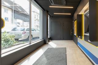 <strong>Ligging</strong><br /><br />De commerciële ruimte is gelegen aan de Antwerpsesteenweg nabij het centrum van Gent. Op wandelafstand van het station Gent-Dampoort. Een makkelijke verbinding met het openbaar vervoer alsook de R4, E17 en E40.<br /><br /><strong>Indeling</strong><br /><br />De verhuurde handelsruimte werd in 2024 gerenoveerd. Een <strong>jaarlijkse huurprijs van 28.298 euro</strong>. Het gelijkvloers bevat een welkom ruimte, twee kantoorruimtes, een ruime berging en twee toiletten. Er is een kelder aanwezig. <br /><br /><strong>Troeven</strong><br /><br />- EPC B<br />- Centraal gelegen<br />- Gerenoveerd in 2024<br />- <strong>Aankoop met vast rendement</strong><br /><br />Voor inlichtingen en/of bezoek, bel <strong>Guillaume 0472/25.70.76</strong>