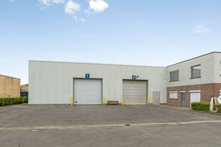 Divers entrepôts à louer dans la zone industrielle de Kuurne d'une superficie de 500 m² à 4 000 m². <br /><br />Spécifications : <br />- Sol en béton ciré<br />- Isolation du toit<br />- Portail sectionnel<br />- Electricité (triphasée)<br />- Quais de chargement<br />- Possibilité de louer des bureaux<br /><br />Vous recherchez un bien immobilier commercial composé d'un entrepôt à louer à Kuurne ? N'hésitez pas à nous contacter au 056 21 11 11.